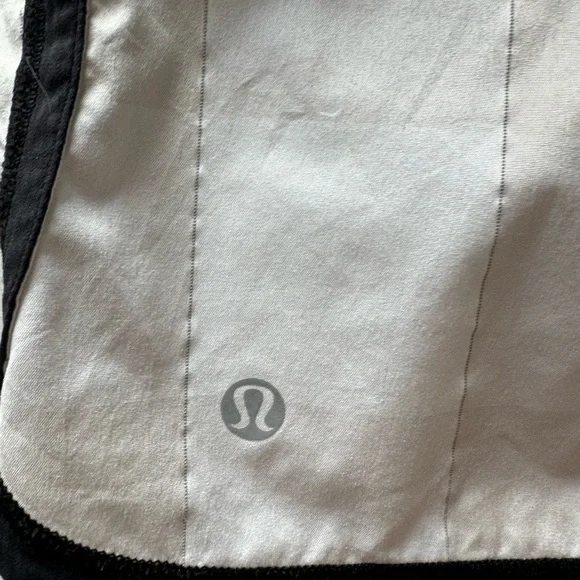 Lululemon Athletica Groovy Run shorts. Gingham plaid size 8. - Picture 4 of 9